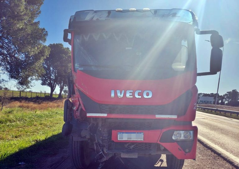 Fuerte choque entre dos camiones en la intersección de las rutas 35 y 18 dejó solo daños materiales
