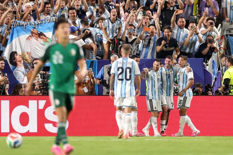 Argentina debutó con un triplete histórico de Messi y goleó a Argelia en el inicio del Mundial