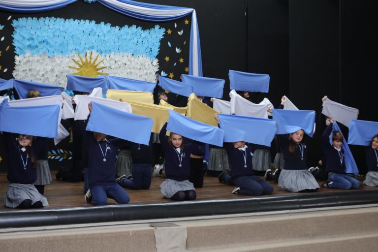 General Pico: Estudiantes del Colegio Santa Inés realizaron la promesa a la Bandera