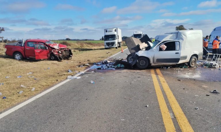 Fuerte choque entre una camioneta y un utilitario en la Ruta Nacional 5 a la altura de La Gloria