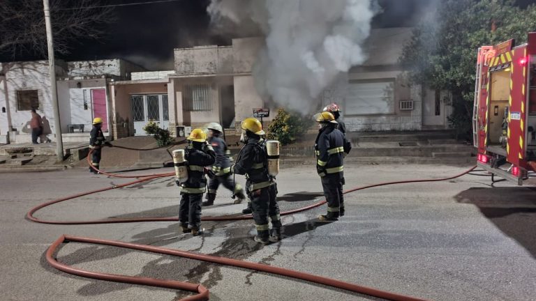 Incendio de vivienda en calle Fraternidad: trabajan Bomberos, Defensa Civil y la Policía