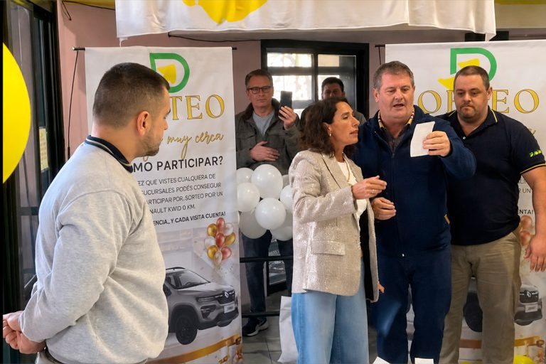 Andrés Kucera se ganó el auto 0km en el gran sorteo de Supermercados Tomás de León