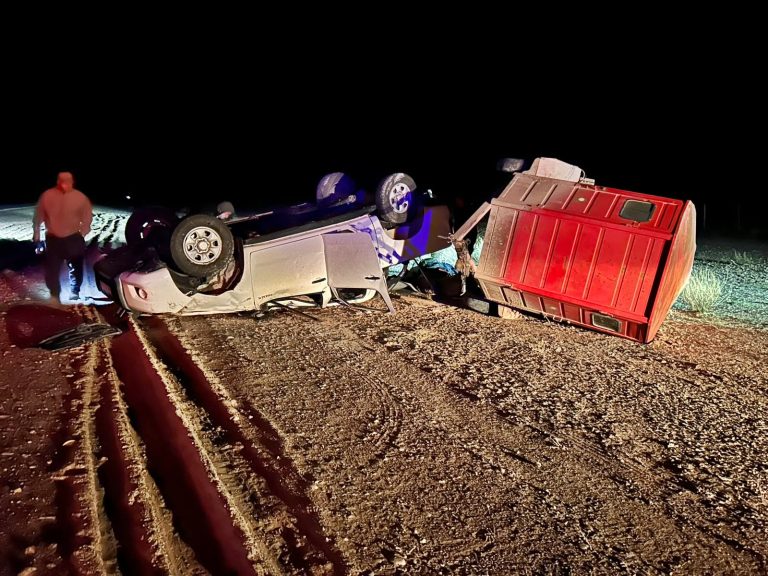 Fuerte vuelco en la Ruta Provincial 20: una camioneta con un acoplado intentó esquivar a un camión