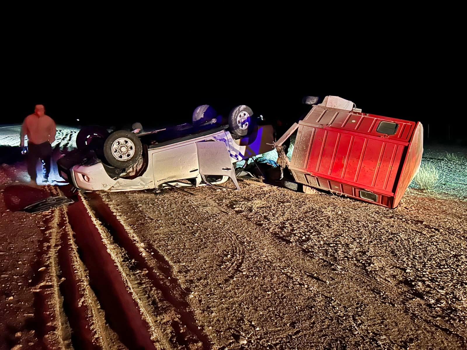 Fuerte vuelco en la Ruta Provincial 20: una camioneta con un acoplado intentó esquivar a un camión