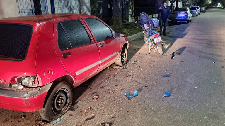 Un joven motociclista fue hospitalizado tras chocar contra un auto estacionado en la calle 5
