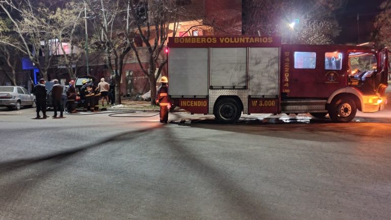 Principio de incendio en un auto movilizó a bomberos durante la madrugada en calles 5 y 300