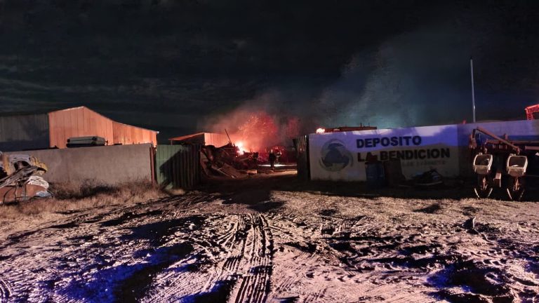 Un incendio se desató en un depósito de chatarra sobre la Ruta Provincial 4
