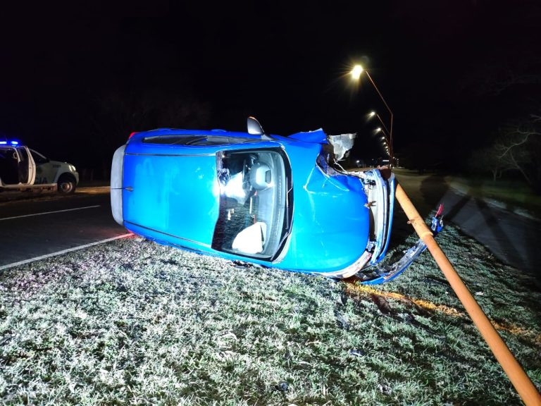 Despiste y vuelco en el acceso a Quemú Quemú: un joven resultó ileso tras sufrir una falla mecánica