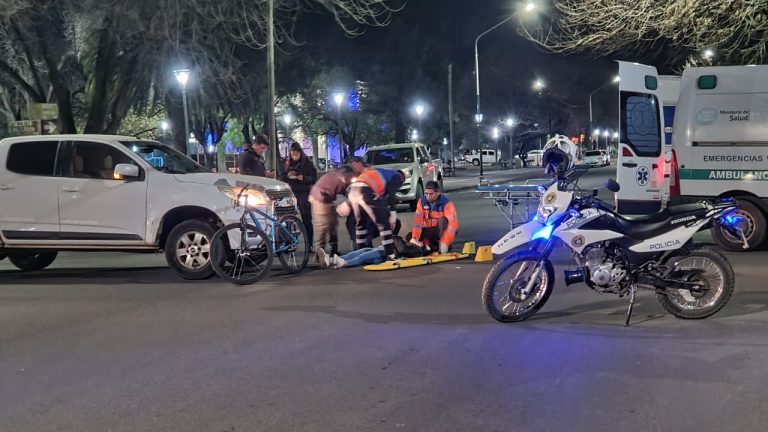 Una joven ciclista fue hospitalizada tras chocar con una camioneta en calles 9 y 18