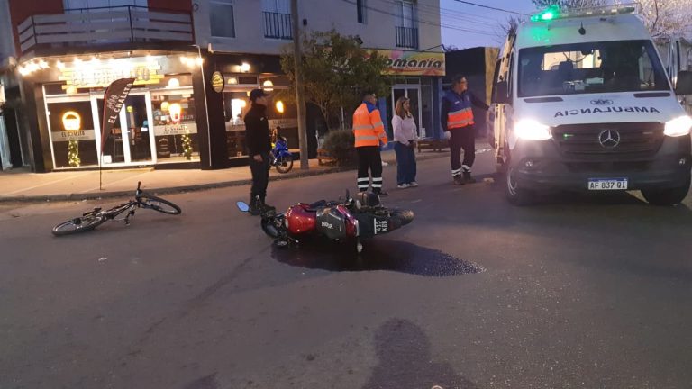 Siniestro vial entre una moto y una bicicleta en la intersección de calles 10 y 23