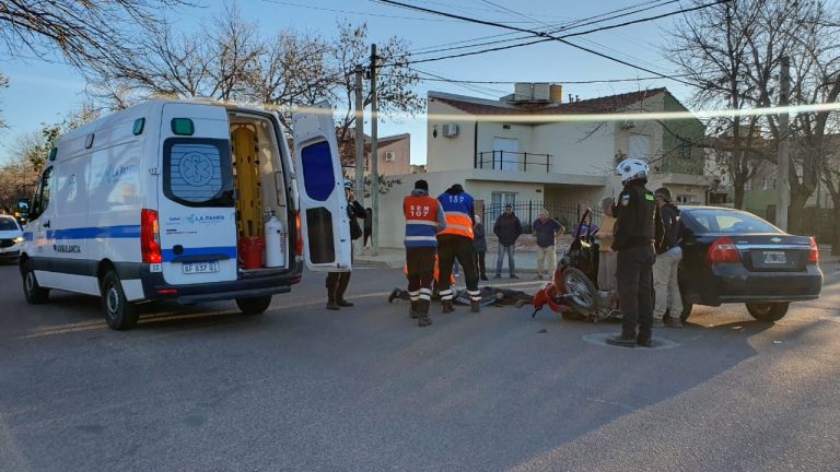 Fuerte choque en calles 112 y 103: un motociclista de 18 años fue hospitalizado