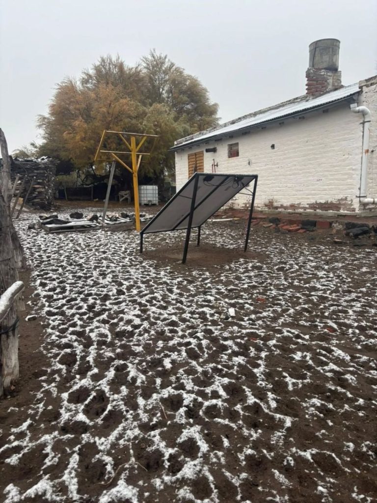 Avanza un intenso frente frío en La Pampa: reportan nevadas en La Humada y Chos Malal