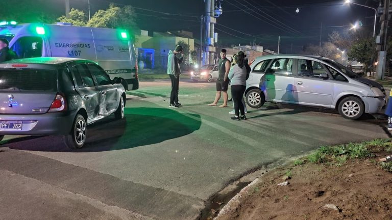 Fuerte choque en calles 23 y 36: un auto hizo un trompo y el SEM asistió a una menor