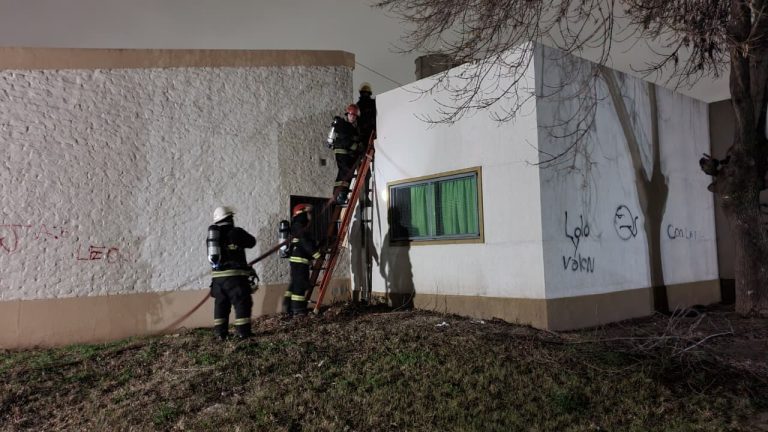 Susto en el barrio Malvinas: principio de incendio en el techo de la Escuela N° 64