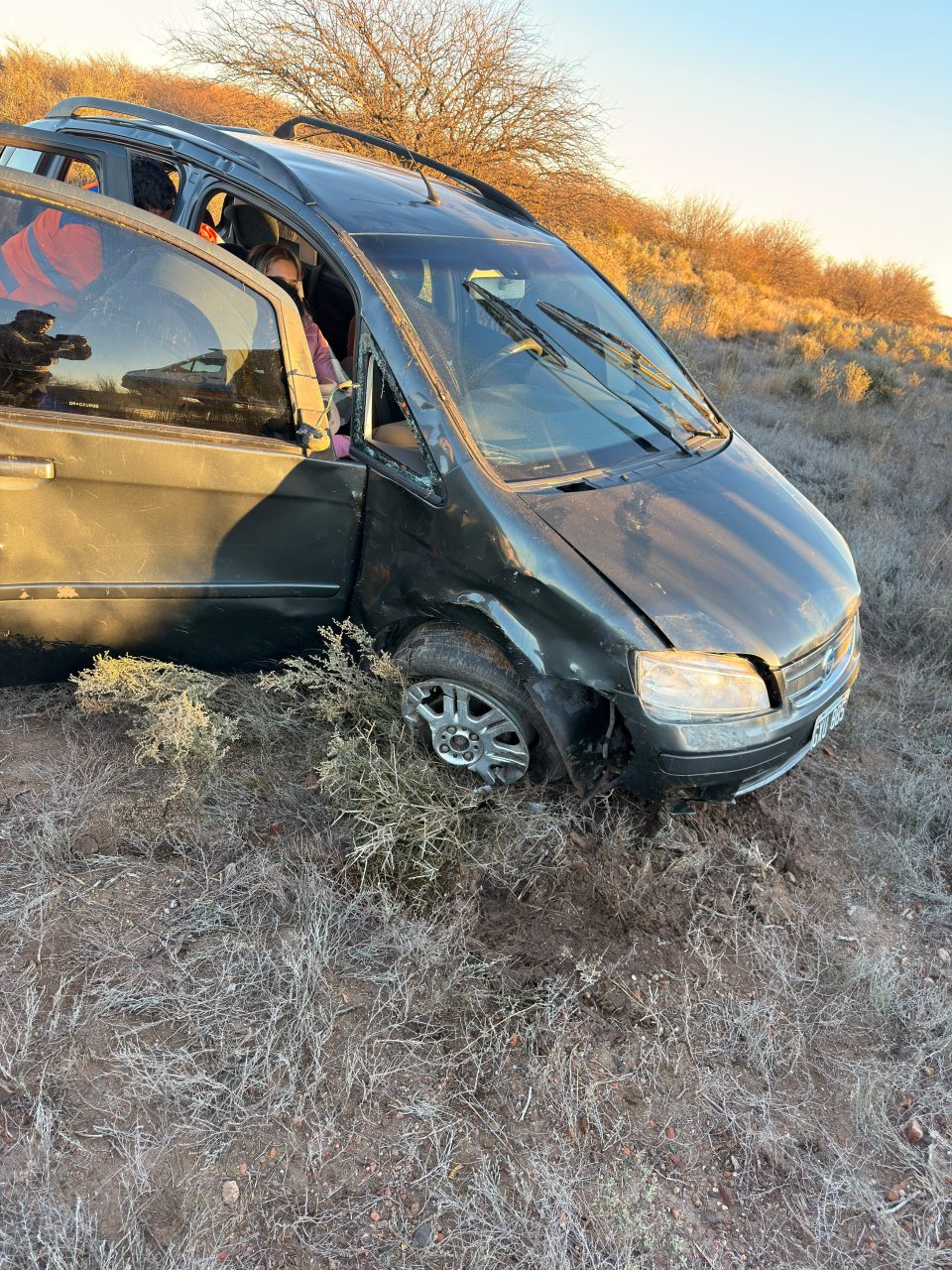 Una mujer sufrió lesiones graves tras volcar con su vehículo en la Ruta Nacional 143