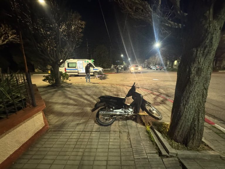 Un choque entre dos motocicletas en Eduardo Castex dejó a una mujer derivada al hospital de General Pico