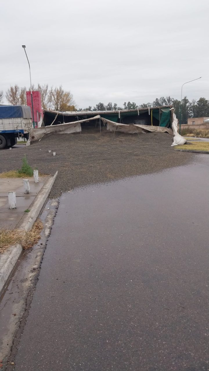 Vuelco de un acoplado cargado de girasol interrumpió el tránsito en el Barrio Federal