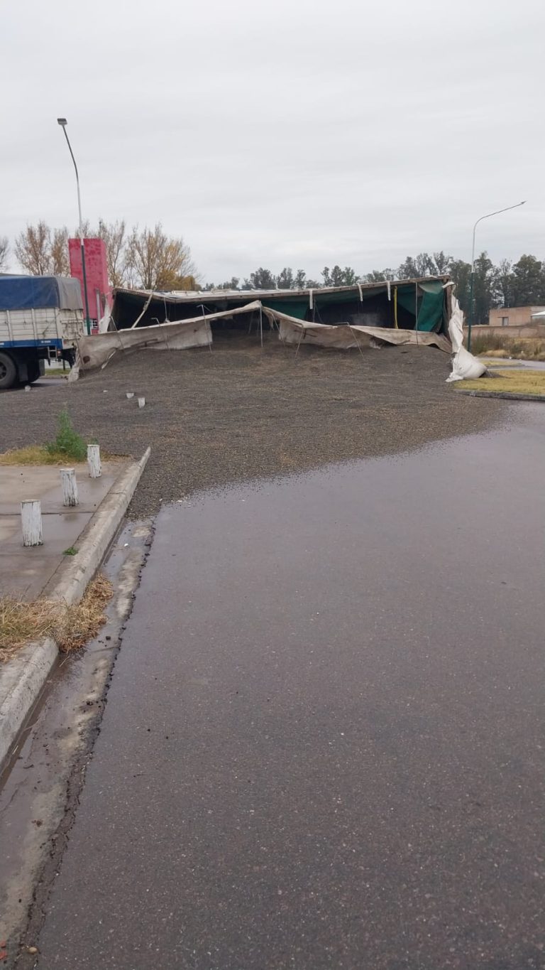 Vuelco de un acoplado cargado de girasol interrumpió el tránsito en el Barrio Federal