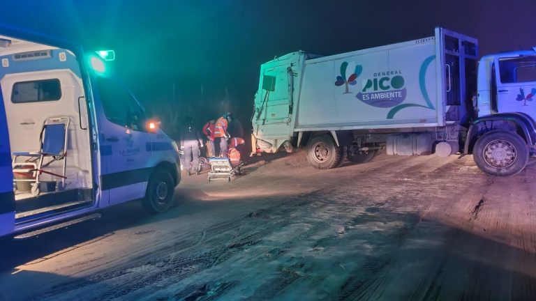 Un empleado de recolección fue hospitalizado tras ser apretado por el camión contra un montículo de tierra