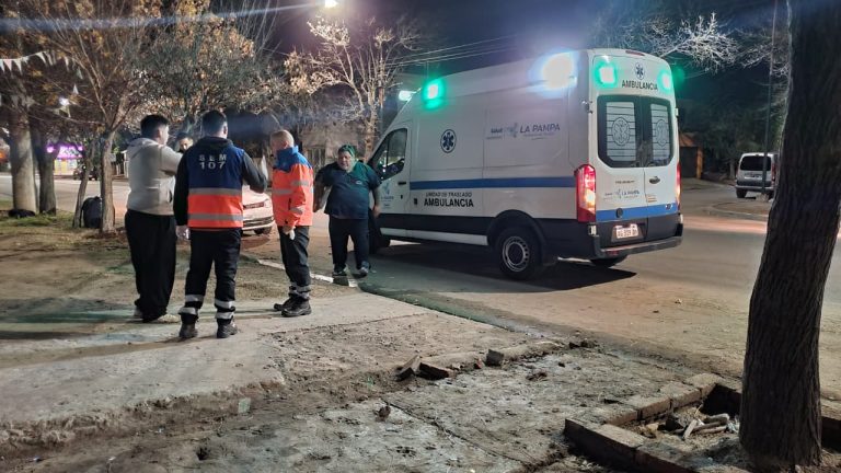 Dos jóvenes en moto chocaron contra un auto estacionado: uno huyó con el rodado y el otro fue asistido por el SEM