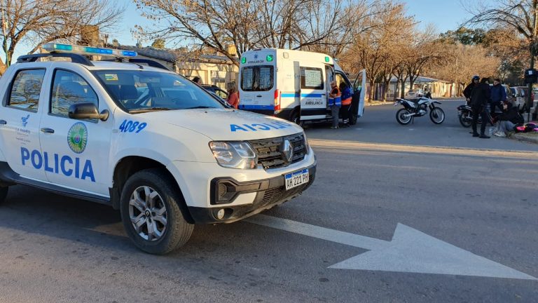 Siniestro vial en calles 103 y 34: dos jóvenes en moto colisionaron contra un auto