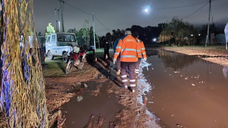 Una joven sufrió una fractura de rodilla tras resbalar con su moto en el barro cerca de la ruta 1