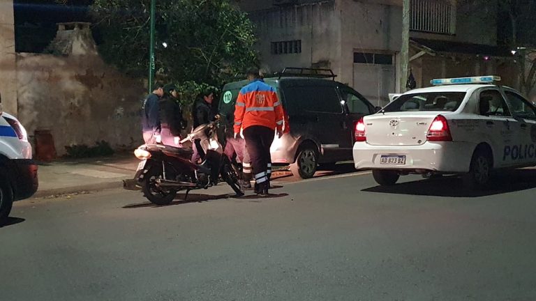 Un menor fue hospitalizado tras caer de su moto: el CECOM lo había detectado haciendo maniobras peligrosas