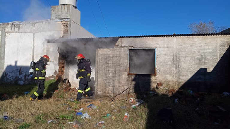 Bomberos controlaron un incendio en una construcción abandonada en General Pico