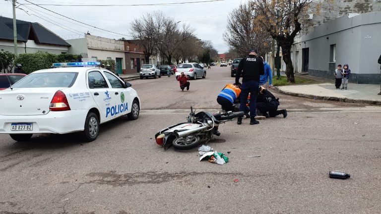 Fuerte choque en la intersección de calles 5 y 36: un motociclista sufrió una grave fractura