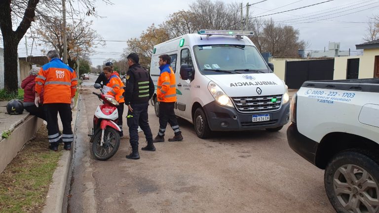 Choque en calle 26: una motociclista fue asistida por el SEM tras impactar contra un auto