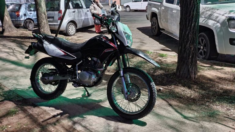 Una motociclista fue hospitalizada tras chocar contra un auto en calles 7 y 118