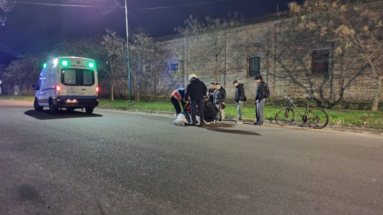 Fuerte caída en moto: una mujer embarazada de cinco meses fue hospitalizada tras un siniestro vial