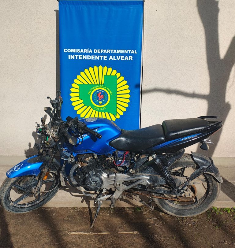 Vecinos frustran un robo en Intendente Alvear y la policía recupera en Metileo una moto robada