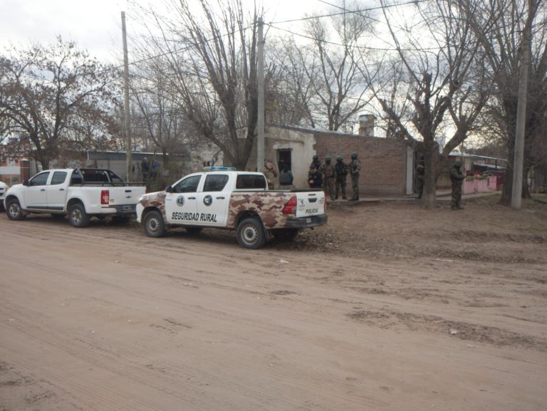 Operativo por abigeato en General Acha: cuatro allanamientos, tres detenidos y un prófugo