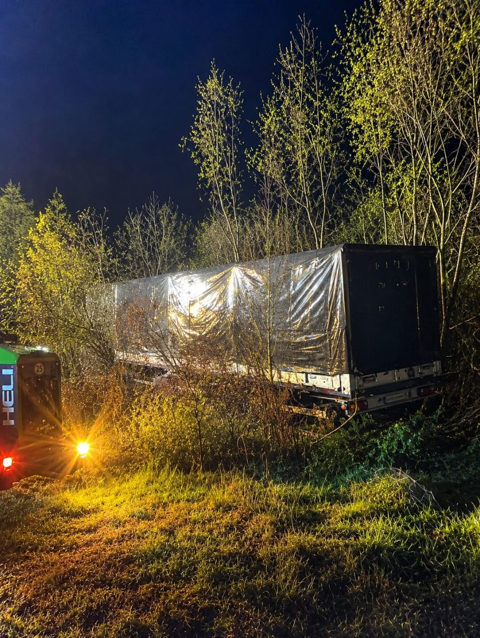 Un camión cargado de sal despistó en la Ruta Provincial 1 cerca de Quemú Quemú