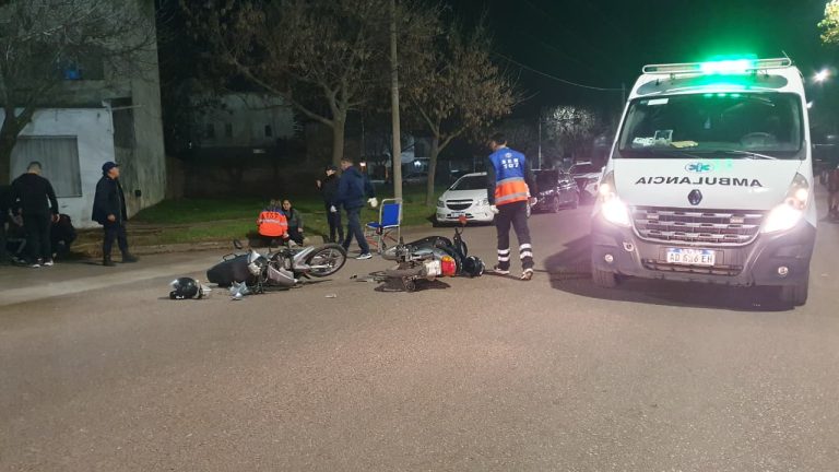 Choque semifrontal entre dos motocicletas en calles 300 y 105: conductoras asistidas en el lugar