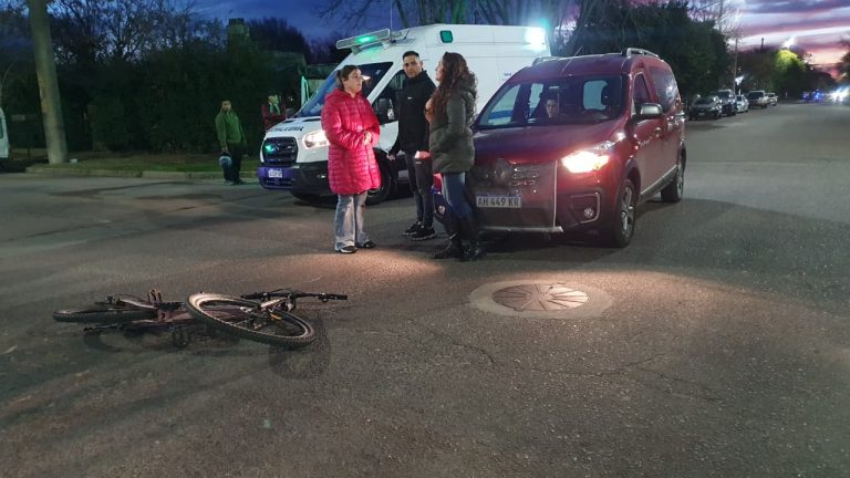 Siniestro vial en calles 16 y 31: una adolescente fue hospitalizada tras ser chocada en su bicicleta
