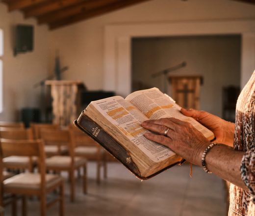 La mujer ocupa un rol protagónico en el nuevo mapa religioso de La Pampa (Imagen ilustrativa IA - infopico.com)