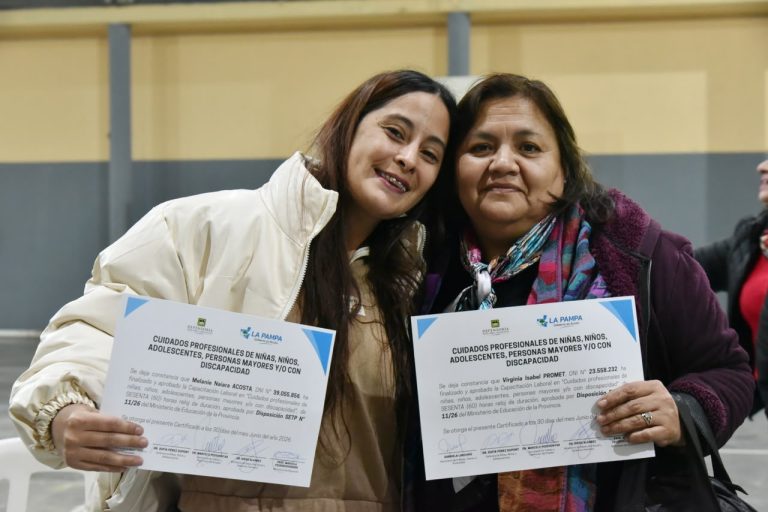Buscan profesionalizar el trabajo de cuidado: entregaron certificados de una capacitación interministerial