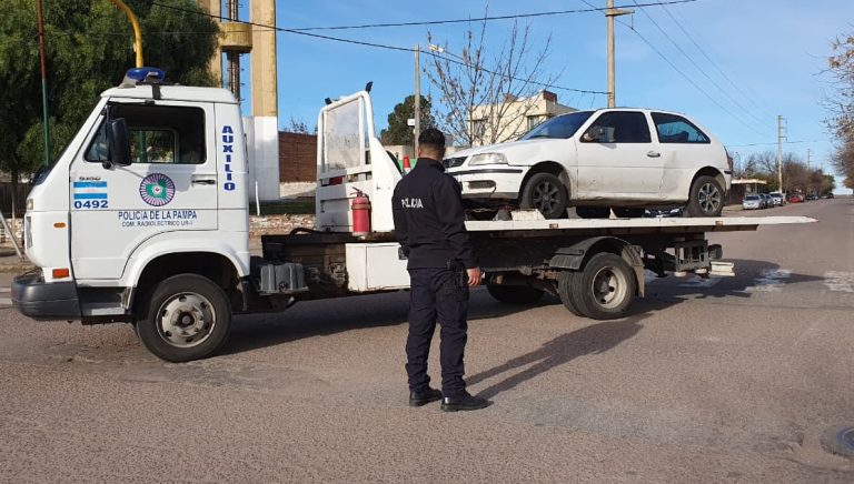 Intentaron evadir un control policial, chocaron y abandonaron un vehículo con drogas