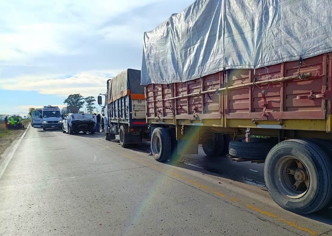 Impactante choque en cadena en la Ruta 33: involucró a dos camiones pampeanos y una camioneta