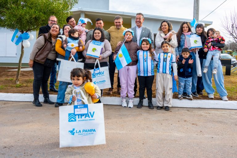 Monte Nievas: entregaron cuatro viviendas en un acto con clima mundialista y firmaron un convenio por dos más