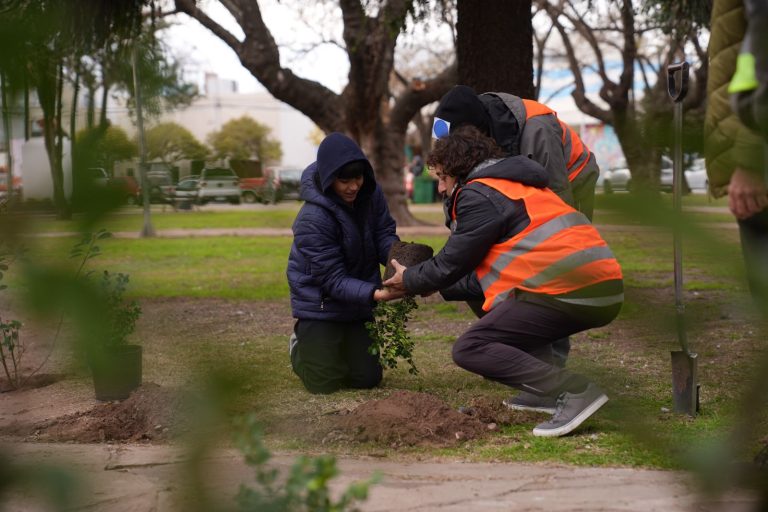 Jornada de reforestación en General Pico: Estudiantes plantaron nuevos árboles en el Parque Alsina