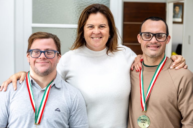 General Pico: La intendenta Alonso recibió a los campeones mundiales de básquet para personas con Síndrome de Down