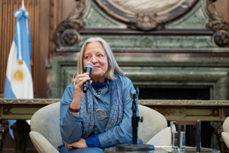 Guillermina Tiramonti: «Hay un acuerdo tácito donde unos simulan aprender y otros simulan enseñar»