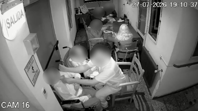 Escándalo en Mar del Plata: denuncian a un empleado de un geriátrico por maltratar a dos adultas mayores