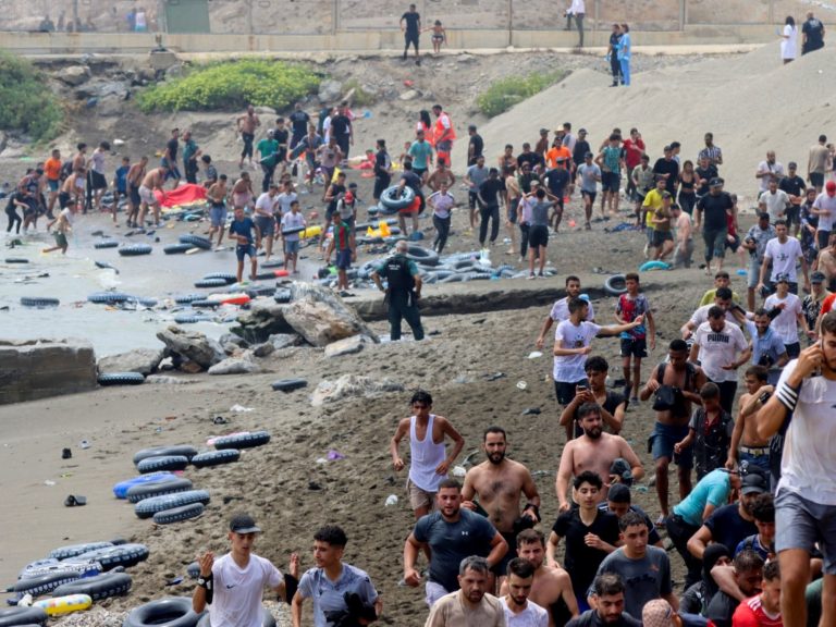 Crisis migratoria en Ceuta: autoridades exigen el cierre urgente de la frontera tras una llegada masiva