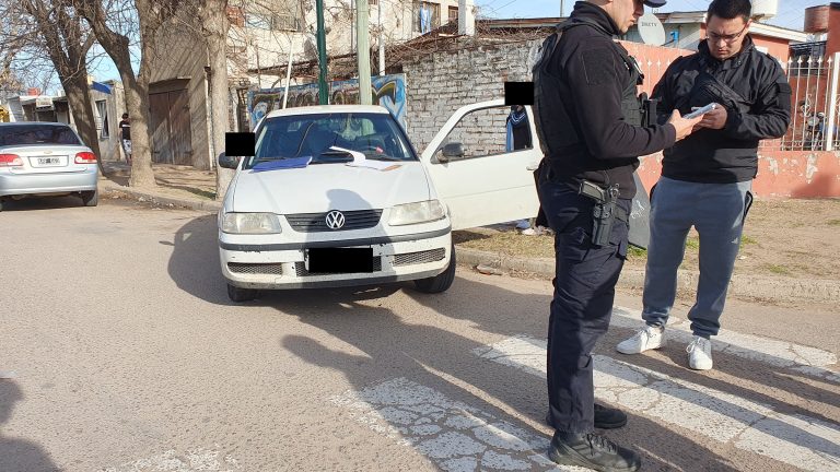 Padre e hijo se dieron a la fuga y chocaron contra una columna: hallaron «bastante droga» en el vehículo