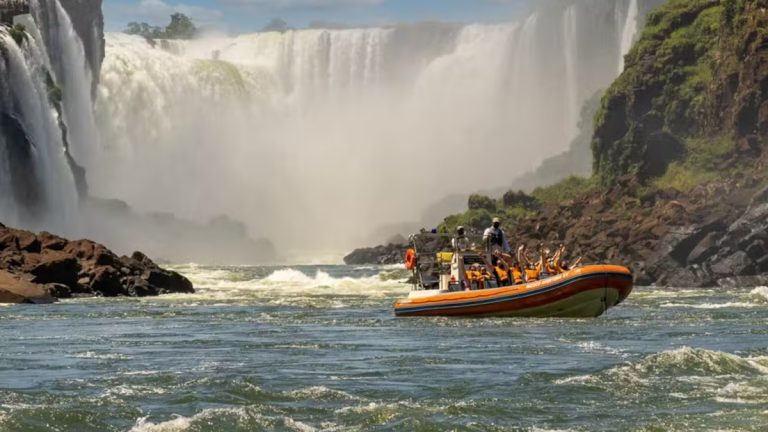 Tragedia en las Cataratas del Iguazú: un video captó a uno de los turistas que cayó del barco que se dio vuelta en el río