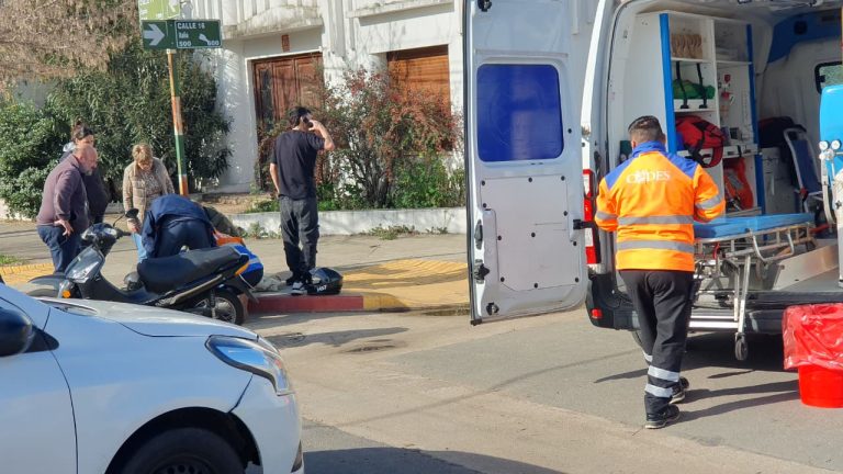 Choque entre una camioneta y una moto en calles 11 y 16: dos jóvenes requirieron asistencia médica